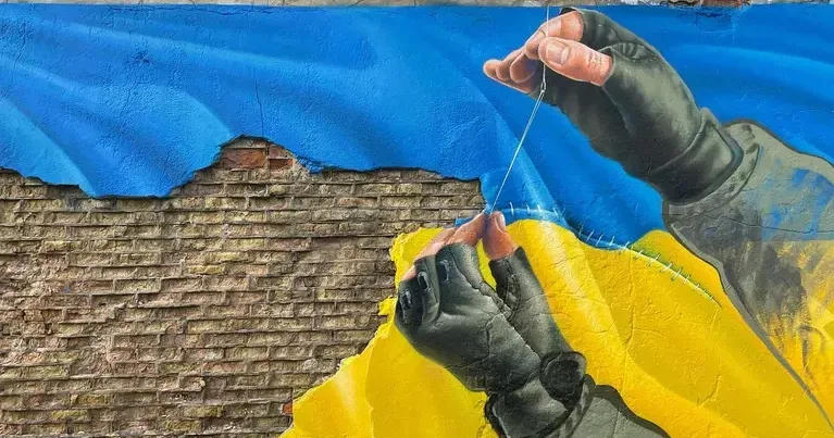 Мурал "Український військовий зшиває прапор". Фото з відкритих джерел Видання із Чернівців приділяє увагу темам, пов’язаним із Харковом. №2 за 2023 рік представляє добірку віршів фронтовика Олега Бородая «Пошрамоване поле». Про Буковину і повернення до рідного міста пише родина переселенців Москвіних, які мешкали неподалік від знаменитої Хотинської фортеці.