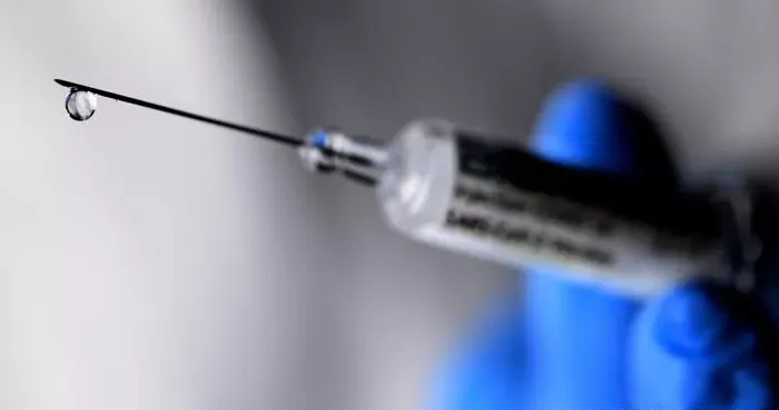Від Covishield відмовляються 40% громадян, багато відмов навіть серед лікарів, про це кажуть дослідження Міністерства охорони здоров’я і Київського міжнародного інституту соціології. Ми спробували розібратися, у чому причина і які аргументи є за/проти вакцинації.