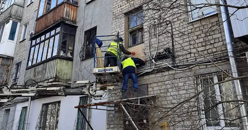 Джерело: Харківська міська рада Комунальники усувають наслідки ворожої атаки у Шевченківському районі (фото) на порталі Gromada Group
