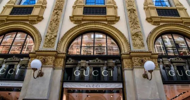 Французька компанія Kering, яка володіє брендом Gucci, уклала угоду з катарським інвестфондом Mayhoola щодо придбання 30% акцій бренду Valentino за 1,7 млрд євро.