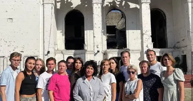 Путіністка Надія Бабкіна приїхала в Маріуполь та зробила цинічне фото біля драмтеатру