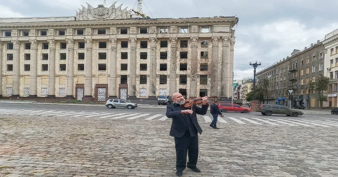 Фото: Леонід Логвиненко Через широкомасштабне вторгнення РФ в Україну кількість тих, хто отримав досвід перебування в зоні бойових дій зріс з 18% до 44%. Як досвід війни впливає наш психологічний стан? Як українці намагаються протистояти стресу? Чи вистачить у нас ресурсу? Скільки часу знадобиться, щоб наш народ пережив цю травму?