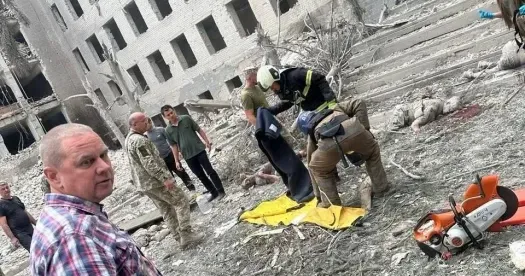 Росіяни завдали удару по навчальному закладу у Полтаві: 41 особа загинула, 180 поранено. Скріншот У Полтаві росіяни вдарили балістикою по військовому інституту та лікарні. Відомо про 41 загиблого на порталі Gromada Group