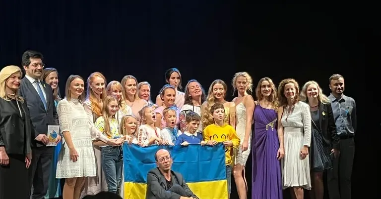 Днями у Французькому інституті в Барселоні відбувся концерт на підтримку українських біженців. Музичне дійство з одного боку залучило українських митців до творчості, а з іншого - дало змогу глядачам, багато з яких також є вимушеними українськими переселенцями, поринути в українську музику та згадати покинуту домівку. Для іспанської та французької спільноти – це можливість більше дізнатися і про війну, яку проти України роз’язала росія та яка вже триває сім місяців, і про українську музичну культуру.