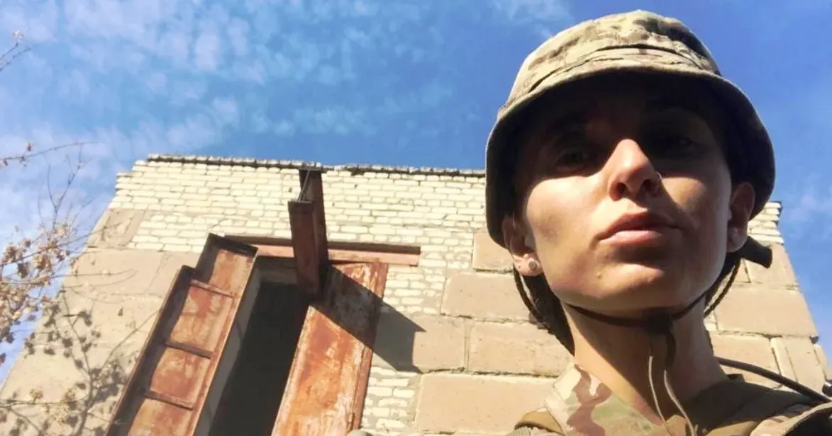 Джерело фото: Новинарня «Хто ти? Який ти? Де ти? З ким? Що стається з тобою, коли війна враз підриває все твоє життя? Коли Отче небо, до якого ти так довго сходив, поціляє в тебе смертю, а рідна земля-Мати — розверзається вирвою під ногами? Що стається з твоєю безсмертною душею у смертному, такому беззахисному тілі? Чи вона почувається підірваною Горою, що враз стає вулканом і теж вибухає, чи дрібним камінчиком, який відкотився від епіцентру вибуху?»