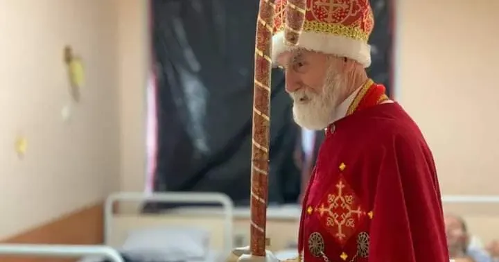 Актор волонтерить від 2014 року. Якщо не їде до бійців із виступами, то плете маскувальні сітки. Найвідоміший харківський Миколай – Микола Мох ділиться спогадами про післявоєнне дитинство і початок акторської професії.