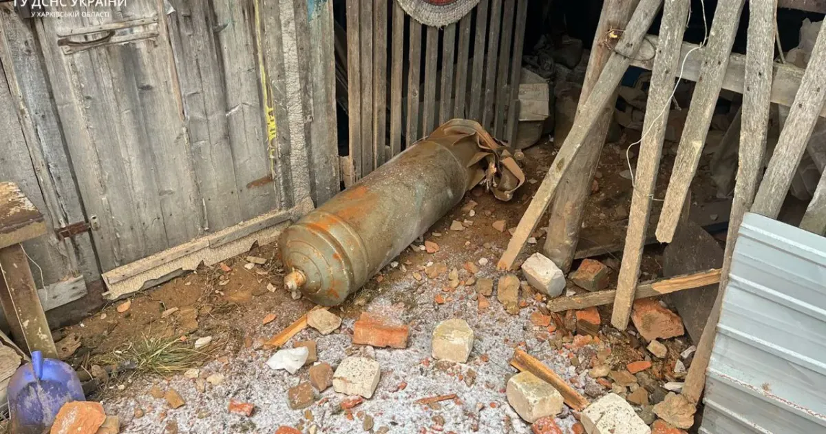 На Харківщині сапери ліквідували нерозірвану російську авіабомбу, що впала на подвір’я. Фото - ДСНС На Харківщині сапери ліквідували нерозірвану російську авіабомбу, що впала на подвір’я на порталі Gromada Group