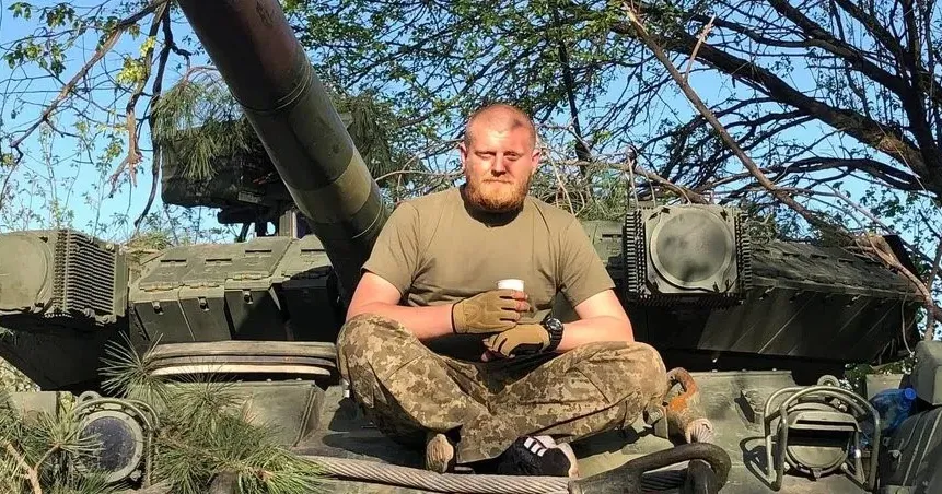 Танкіст Олександр Саричев. Фото чоловіка із танком «Оплот» потрапило на обкладинку одного з матеріалів Forbes Німецький збройовий концерн Rheinmetall заявив про намір побудувати з нуля завод з виробництва новітніх німецьких танків Panther KF51 в Україні. Прототип танка Panther KF51 вперше представили минулого року на виставці озброєнь Eurosatory-2022. Їх називають найпотужнішими у світі, хоча на сьогодні не зроблено жодного серійного зразка.