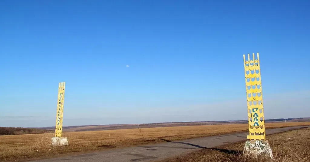 Коли погідного весняного дня це село тішить погляд веселими відблисками сонячних зайчиків у шибках осель і сяйвом широкого плеса Муромського водосховища, яке щедро вбирає і віддзеркалює вже по-весінньому гарячі, але ще не пекучі сонячні промені, розумієш, чому колись давно, під середину XVII ст., засновники назвали село Веселим
