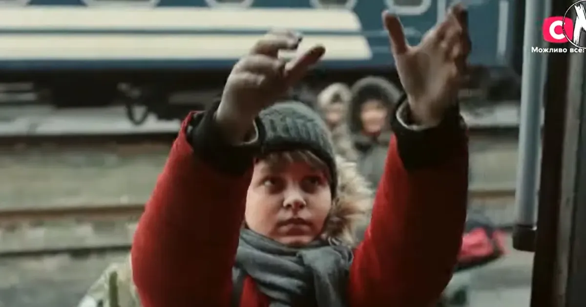 Скріншот с трейлера "Юрик" Телевізійний художній фільм «Юрик», який показав канал СТБ до дня Незалежності України, викликав бурхливу реакцію маріупольців та тих українців, що зазнали окупацію та пережили масовані обстріли їхніх міст.