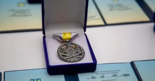 Фото ілюстративне Вчителька української мови з Харкова отримала нагороду від Головнокомандувача ЗСУ на порталі Gromada Group