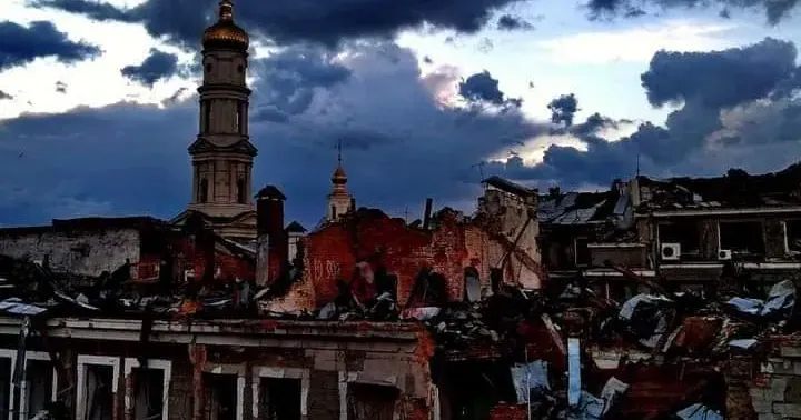 Каждый выстрел в Харьков - это выстрел в наше сердце. Город-красавец, город ученый и труженик, город всемирно известных научных школ, предприятий, музеев и театров, что же творят с тобой беспощадные террористы! Педантично, системно, как правило, ровно в 23.00 на город несутся смертоносные ракеты...