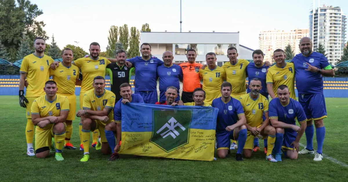 Зірковий склад команди «Хартія», за яку задля збору коштів на бригаду НГУ Хартія зіграли зірки культури та спорту Фото - Олександр Ратушняк 5,2 млн грн для бригади НГУ «Хартія». Усик, Шевченко, Вакарчук, Ребров і Жадан зіграли єдиною командою благодійний матч NV на порталі Gromada Group