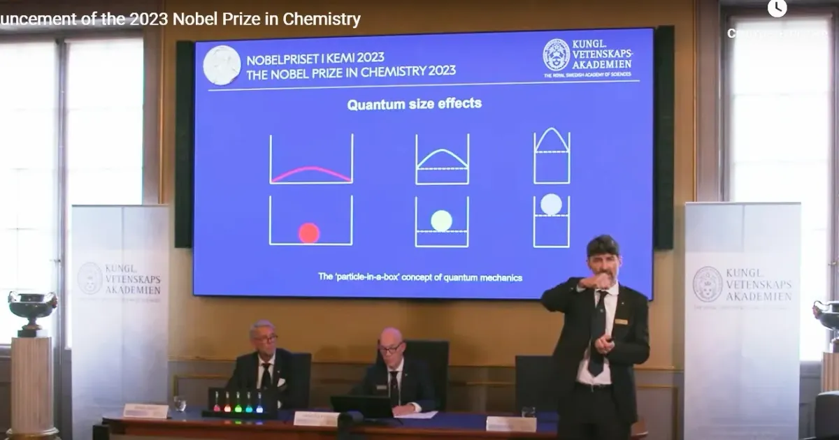 Announcement of the 2023 Nobel Prize in Chemistry. Джерело:The Nobel Prize Нобелівську премію з хімії у 2023 році присудили фахівцям з наноматеріалів Мунгі Бавенді, Луїсу Брюсу та Олексію Єкімову з формулюванням «за відкриття та розробку методу створення квантових точок». Усі троє живуть зараз у США. «Громада» з’ясовувала, якою є практична мета відкриття і чому «на болотах» скандалять через особу одного з нобеліатів.