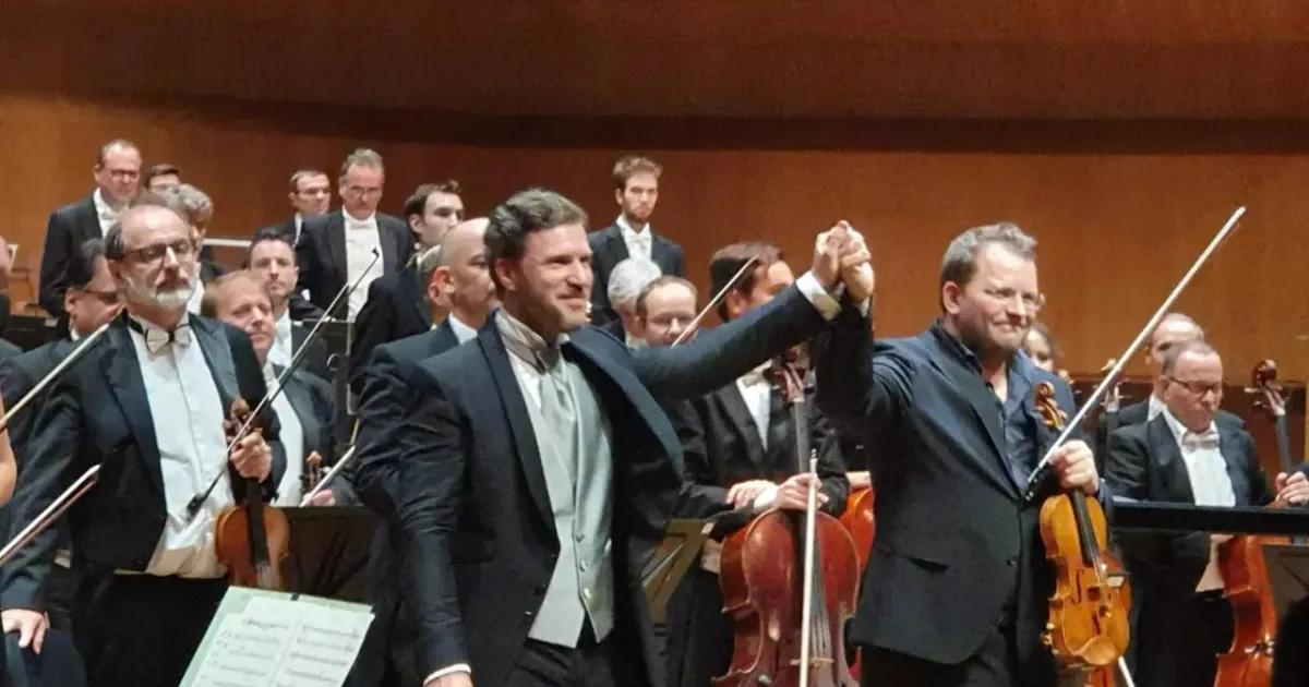 Le chef d’orchestre russe, Stanislav Kochanovsky, et le violoniste ukrainien, Valeriy Sokolov. Photo A.P. "Росіянин і українець рука об руку, багатозначне зображення під час концерту Філармонії Монте-Карло" - так пишуть про харків’янина, відомого скрипаля Валерія Соколова інтернет-ЗМІ Монако. Дев’ятий місяць війни, розв’язаної російською федерацією проти України, десятки тисяч загиблих українців.