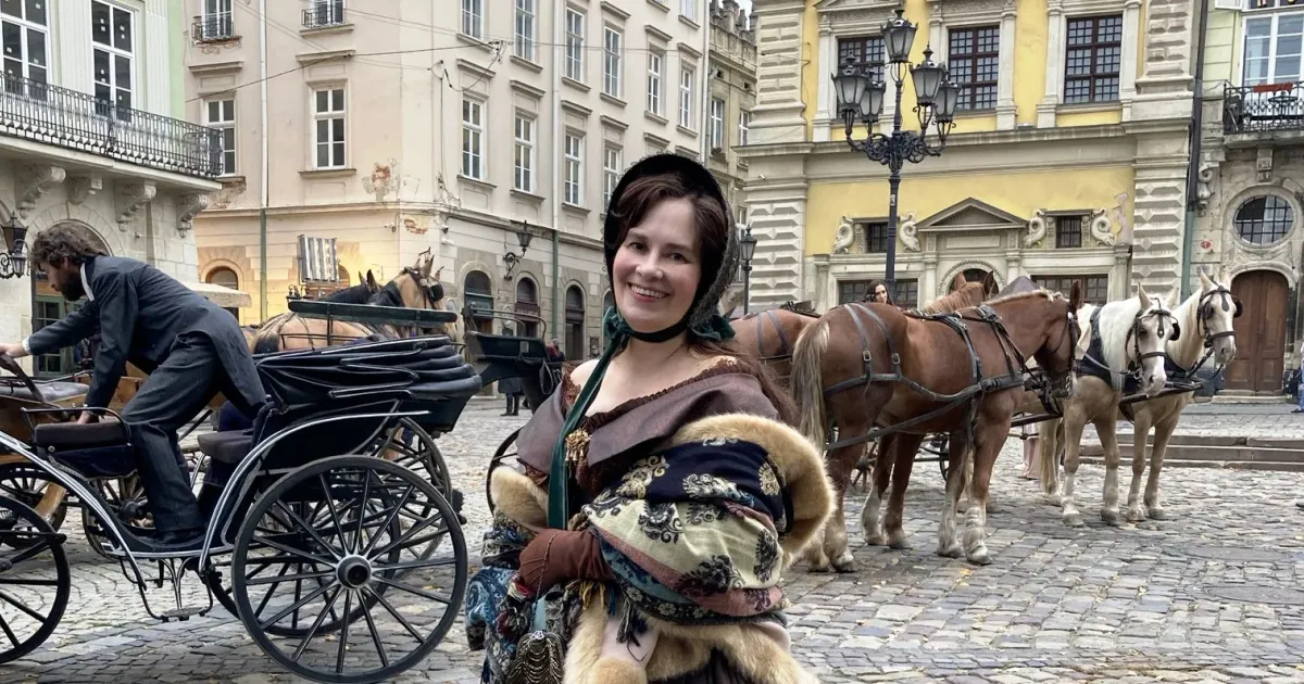 Фото: Фейсбук-сторінка Наталі Гурницької Вона прекрасна. Ніби тільки-но вийшла з кадрів свого екранізованого роману, в якому знялася в одному з епізодів. Їй пасують старовинні сукні ХІХ століття, в яке вона закохана. Її сучасне вбрання - відлуння тієї елегантної епохи. Вона випромінює тепло і сонце, дуже щира і надихаюча у розмові, ніби огортає душу легким коштовним шовком...