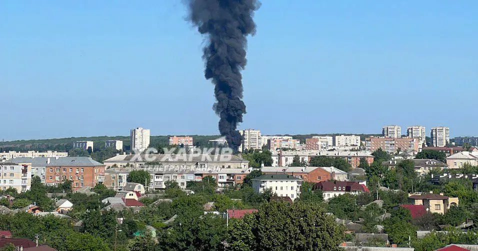 Фото - соцмережі У Харкові — велика пожежа, дим видно з усіх районів міста на порталі Gromada Group