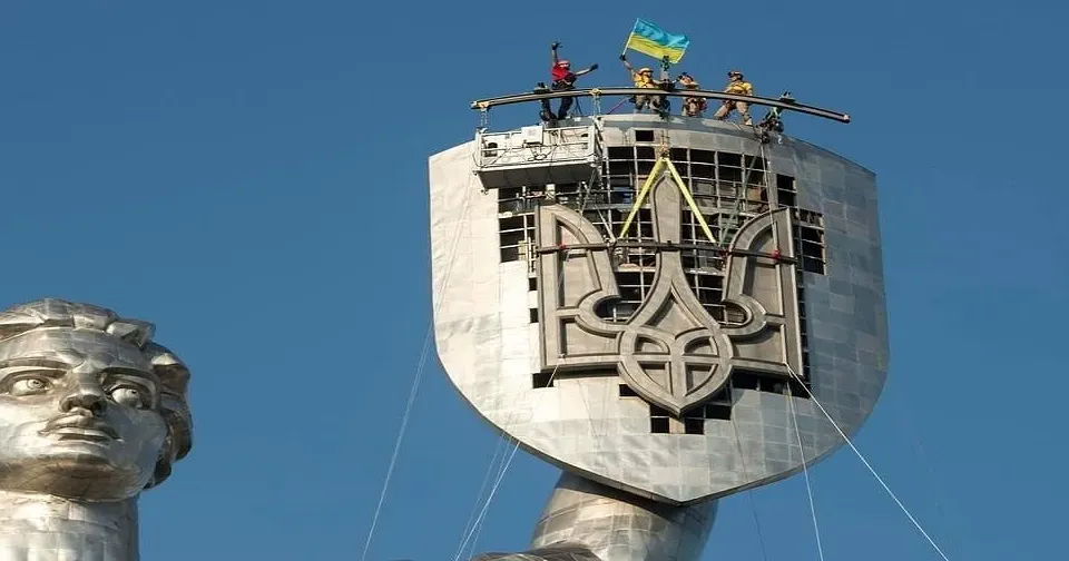 Фото: Національний музей історії України у Другій світовій війні. Зранку 6 серпня на монументі "Батьківщина-мати" у Києві замість демонтованого радянського герба встановили тризуб. Цього моменту багато хто чекав з дати проголошення незалежності — державні та культурні діячі неодноразово підіймали питання заміни герба СРСР на символ нашої державності. Свій масштабний проект Міністерство культури та інформаційної політики України назвало «Тризуб Батьківщини».