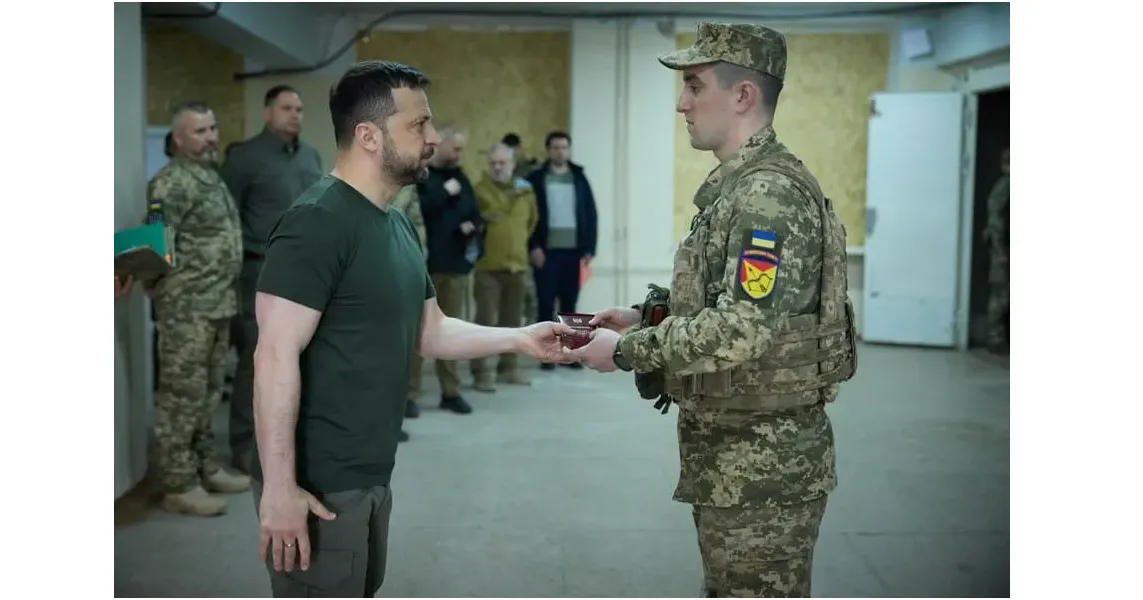 Володимир Зеленський на Харківщині 9 квітня 2024. Фото - ОП Президент на Харківщині вручив нагороди захисникам України на порталі Gromada Group