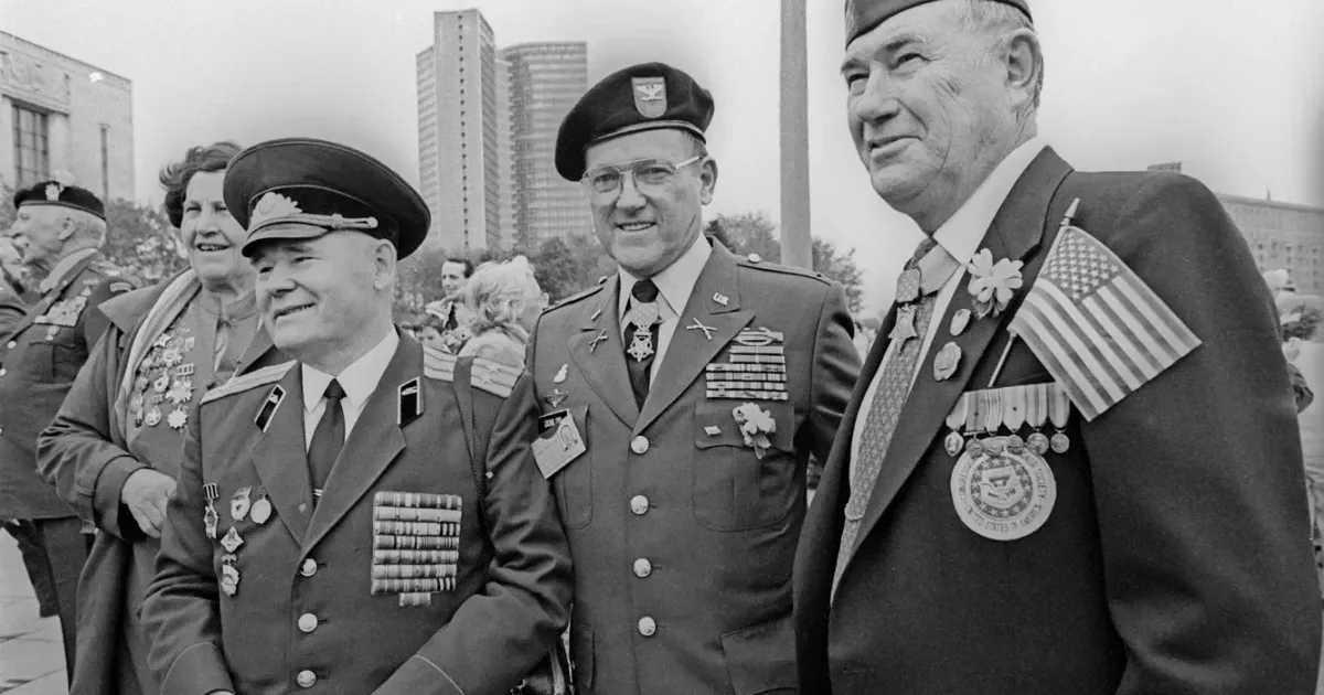 Ветерани Другої світової війни з Росії та США. 1992 рік. Архівне фото з відкритих джерел. На трибуні стає тихіше. Як змінювався склад гостей і хто з лідерів був на Параді Перемоги в Москві цього року? на порталі Gromada Group
