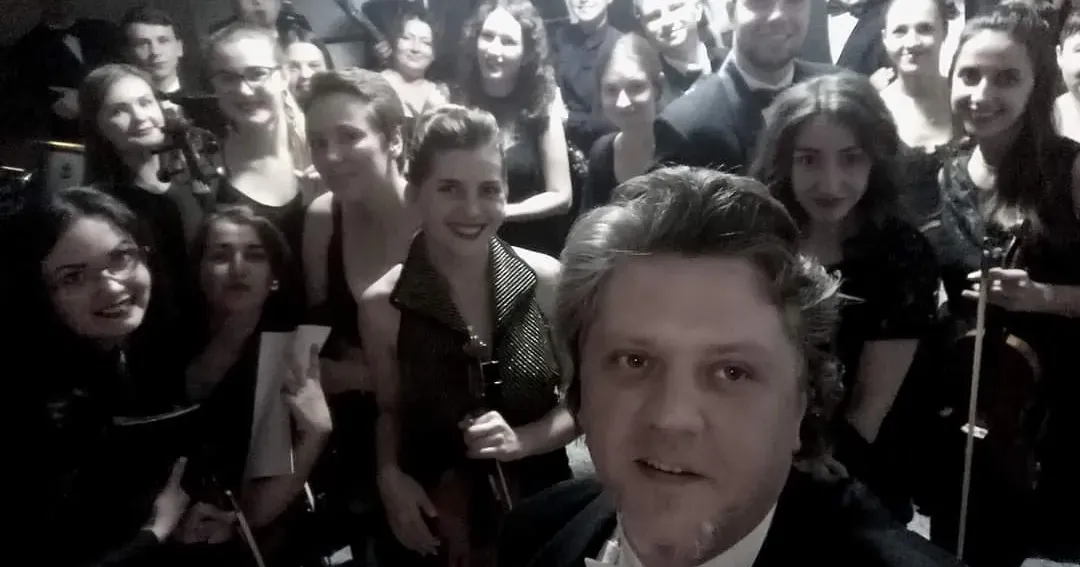 Что прячется за невинной клоунской маской? Сарказм, необузданное веселье "пира во время чумы", гримасы шоу-бизнеса, даже если деньги - на крови, или злобная ненависть, способная разрушить мир? Наверное, если бы не война, мне бы не пришли в голову столь жестокие вопросы на премьере новой песни под названием "Ding-Dong Jester", созданной международной группой очень талантливых людей.