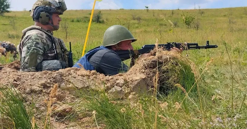 Під час навчання особлива увага приділяється вогневій підготовці слухачів. Фото: Центр підготовки населення до нацспротиву. Особлива увага приділяється вогневій підготовці населення.