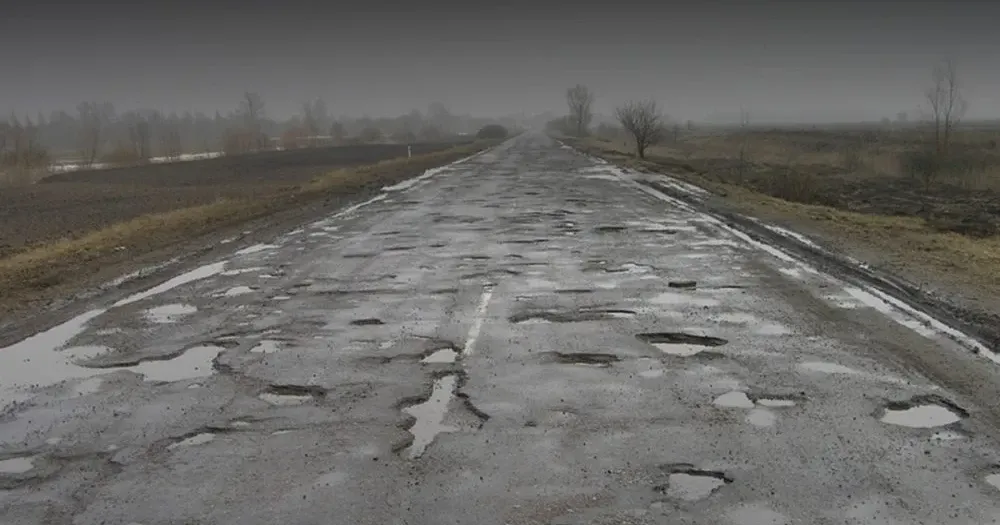 Розбита дорога. Ілюстративне фото Кабмін виділив 502,92 млн гривень на відновлення доріг на Харківщині на порталі Gromada Group