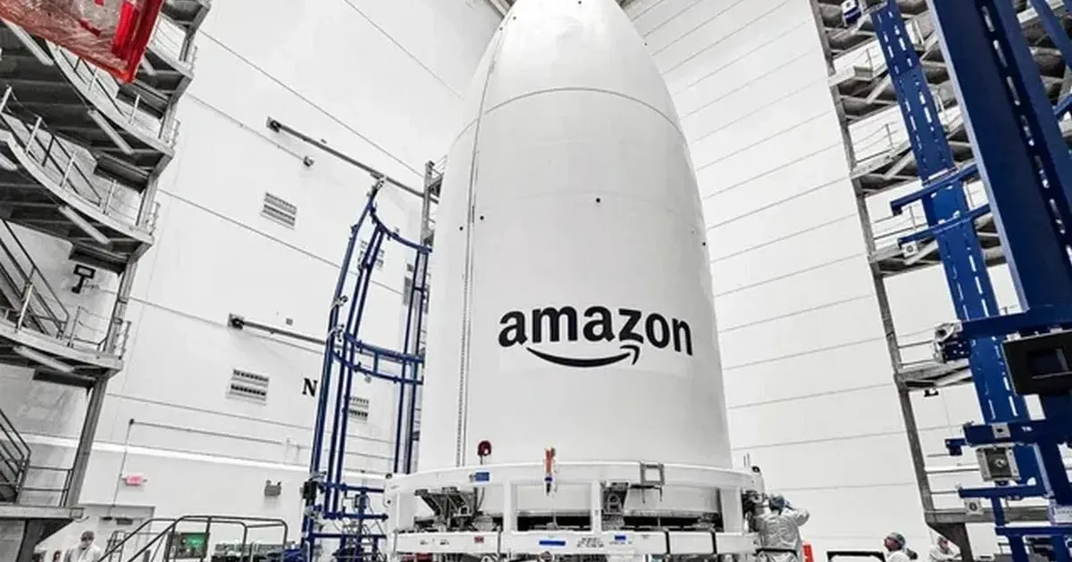 Amazon конкурує з Elon Musk у супутниковому зв’язку. Розпочалася реалізація проєкту Project Kuiper, що передбачає створення на орбіті Землі супутникового доступу до інтернету. Компанія Amazon має намір конкурувати із системою SpaceX Starlink. Перші два тестові апарати KuiperSat-1 і KuiperSat-2 вирушили в космічний простір на ракеті Atlas V компанії United Launch Alliance (ULA).
