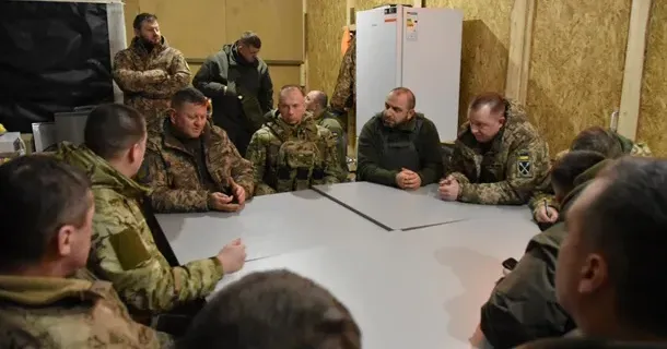 Залужний, Умєров та Шаптала відвідали позиції Сил оборони в районі Куп’янська. Фото: Міністерство оборони України Залужний кілька днів працював на позиціях ЗСУ в районі Куп'янська на порталі Gromada Group