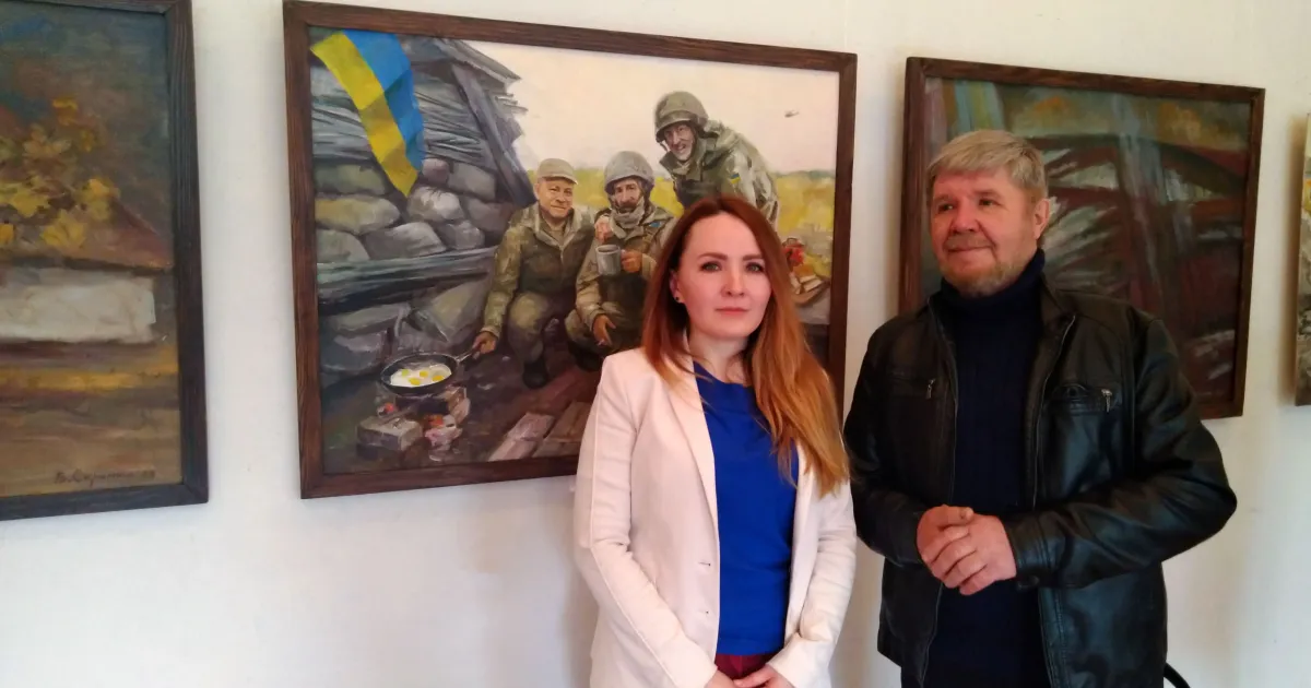 Наталя і Василь Скринники на виставці «Як ти?» – назва виставки у Красноградському краєзнавчому музеї. Її автори – батько і донька, Василь і Наталя Скринники. Професійні художники-красноградці представили роботи, створені після розгортання великої війни.