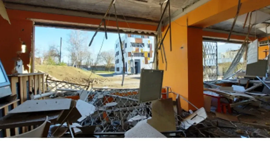 Наслідки обстрілу Харківської обласної дитячої клінічної лікарні №1 7 квітня 2022 року «Ураганом». Фото: Олексій Савво, в.о. головного лікаря. Майже чверть від усіх атак росіян на медичні заклади в Україні — зафіксовані на території Харківської області. Атаки військ РФ на медичні заклади не є окремими випадковими подіями. Вони радше є проявом використання руйнувань медичної інфраструктури як методу війни. Попри те, що серед усіх цивільних обʼєктів — медичні заклади мають особливий статус. Женевські конвенції забороняють завдавати їм шкоди за будь-яких обставин.