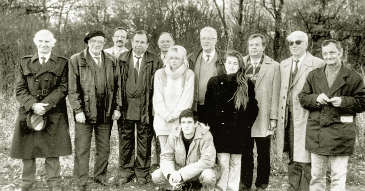 Роман Манів (другий ліворуч) серед журналістів Харкова. Осінь 1995 року. Фото з особистого архіву Олексія Яхна Найстарший радіожурналіст Харкова Роман Манів умів коментувати хоч аварію, хоч свято на порталі Gromada Group