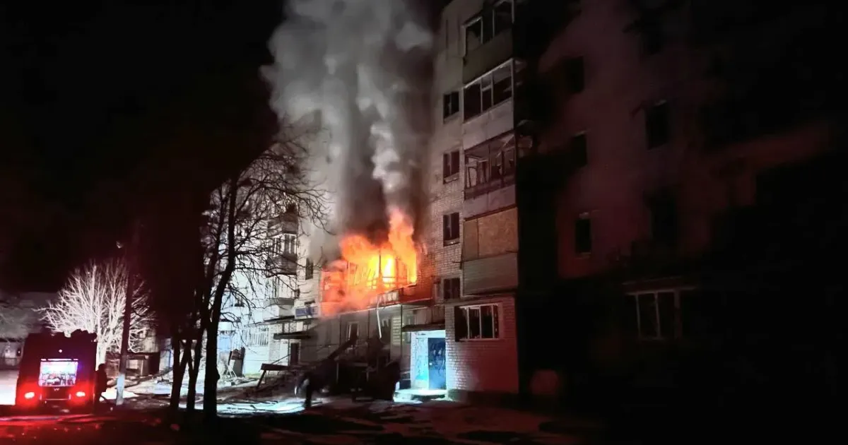 Фото: ДСНС Харківщини Російські терористи вдарили авіабомбою по п'ятиповерхівці у Куп'янську на порталі Gromada Group