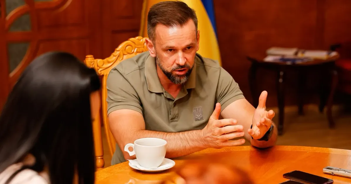 Віктор Микита. Фото: Євген Оборевич. ЗОВА Майже половина релокованого бізнесу зі сходу України переїхала до Закарпаття. Найзахідніший регіон України. Глибокий тил, який під час війни дав прихисток сотням тисяч людей, що тікали від нищівних обстрілів російських окупантів, а також прийняв бізнес з багатьох регіонів України. Зокрема, харківський бізнес та харків’ян.