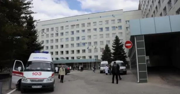 Діти, які вижили в аварії та зазнали серйозних травм, перебувають у Міській лікарні швидкої та невідкладної медичної допомоги ім. проф. А. І. Мещанінова.