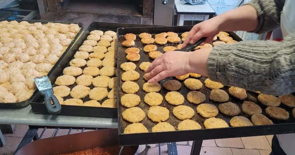 Фото Харківська міська рада В Харкові продовжують годувати містян гарячою їжею