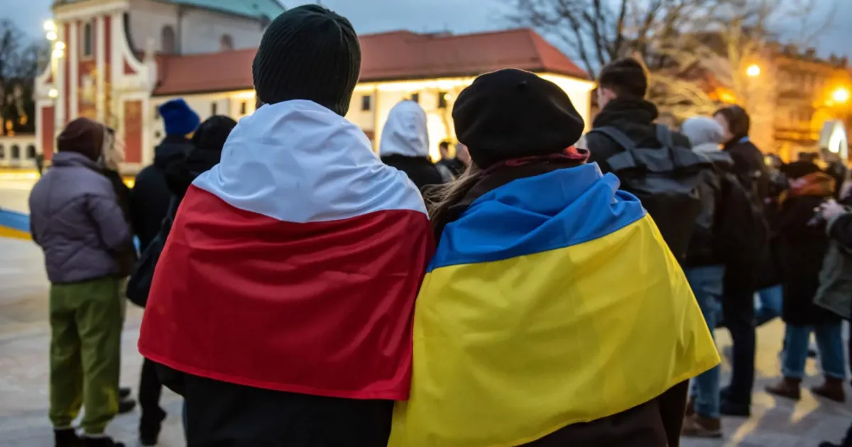 Часом у мережі з’являються негативні, а часом й агресивні коментарі стосовно українців, які під час повномасштабного наступу виїхали закордон. Однією з провідних є думка про те, що біженці тільки і чекають виплат та гуманітарної допомоги, при цьому не вдаривши палець об палець. Чому це не так, пропоную розглянути на прикладі українців, які знаходяться зараз на території Польщі.