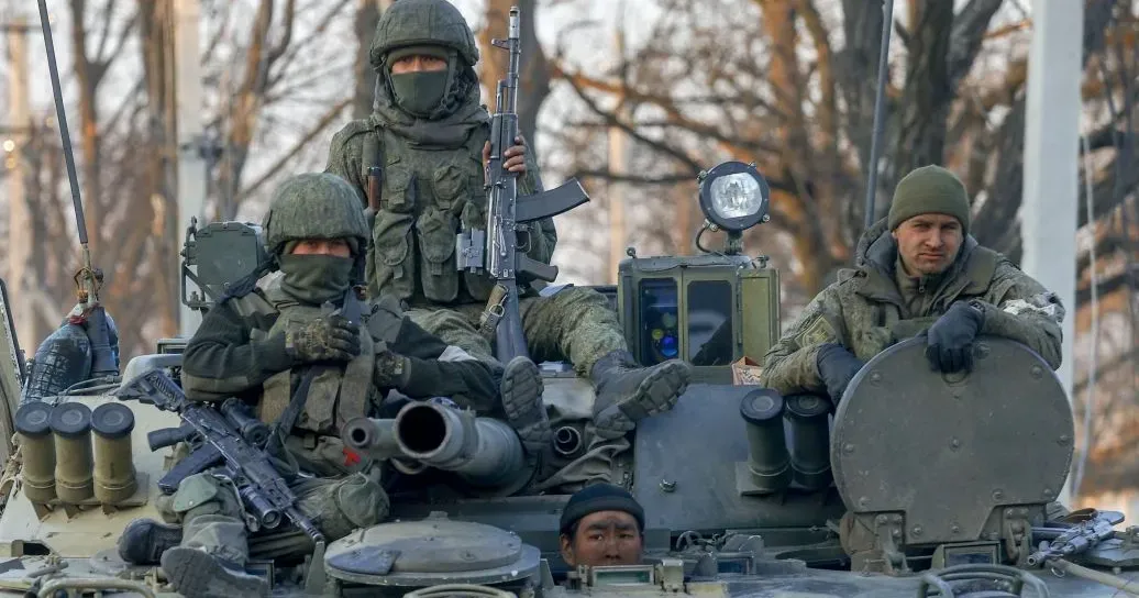 Російські військові на бронетехніці / Фото - Getty Images Наступ на Харків: росіяни зайняли ще три села, Вовчанськ атакують до 5 батальйонів РФ на порталі Gromada Group