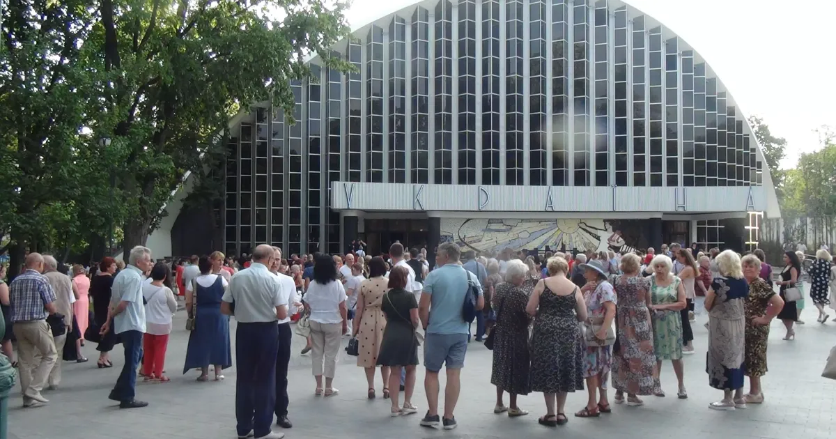 Міський сад імені Т.Г. Шевченка, вулиця Сумська, 35 - ця адреса добре знайома людям середнього і старшого віку. Кіноконцертний зал «Україна». Сюди в часи СРСР приїжджали майже всі зірки вітчизняної естради. З часу відкриття залу до реконструкції пройшло 58 років. Відкриття залу після реконструкції сталося 12 серпня 2021 року.