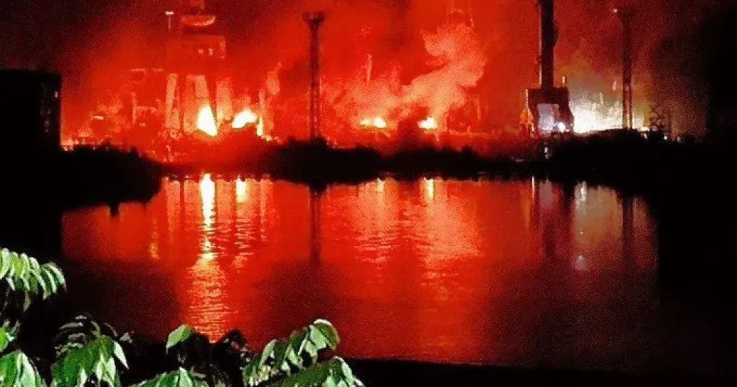 Атака по Севастопольському судноремонтному заводу / Фото: тг-канали Потужний удар по російському Чорноморському флоту. Унаслідок нічної атаки по судноремонтному заводу в Севастополі суттєво пошкоджено підводний човен “Ростов-на-Дону” і великий десантний корабель “Минск”. У ГУР МО України підтвердили інформацію про знищення російських підводного човна та великого десантного корабля