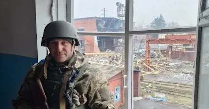Фото: Сергій Савченко Харківський мікрорайон «Горизонт» одним з перших зустрів війну. Понад місяць росіяни розстрілювали район впритул з танків та артилерії, а з літаків скидали бомби… З перших днів бойових дій житловий масив було майже повністю відрізано від всіх й всього. Вижити вдалось тільки завдяки згуртованості, та небайдужості один до одного, місцевих мешканців.