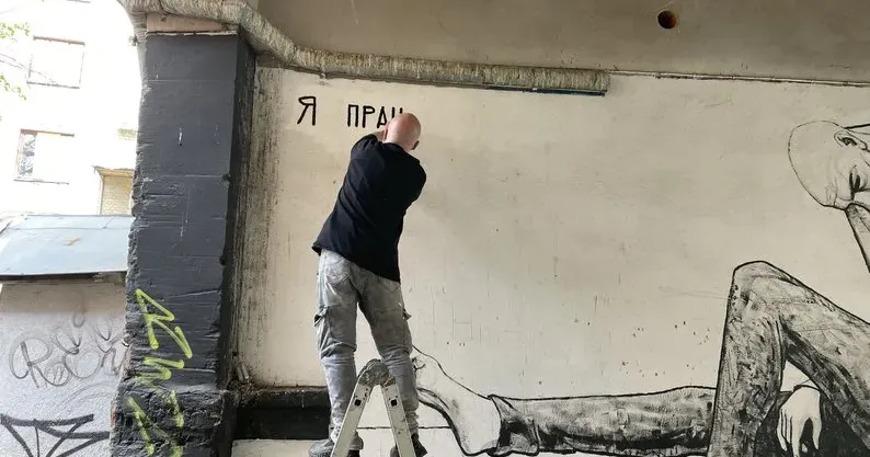Фото - Суспільне Харків/Валерія Ємець Харківський вуличний художник Гамлет перекладає свої роботи українською мовою на порталі Gromada Group