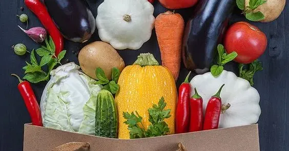 Основні продукти під час Різдвяного посту – це овочі, фрукти, зелень, ягоди, гриби, крупи, насіння, горіхи, а також борошно, хліб, мед, сухофрукти, олія.
