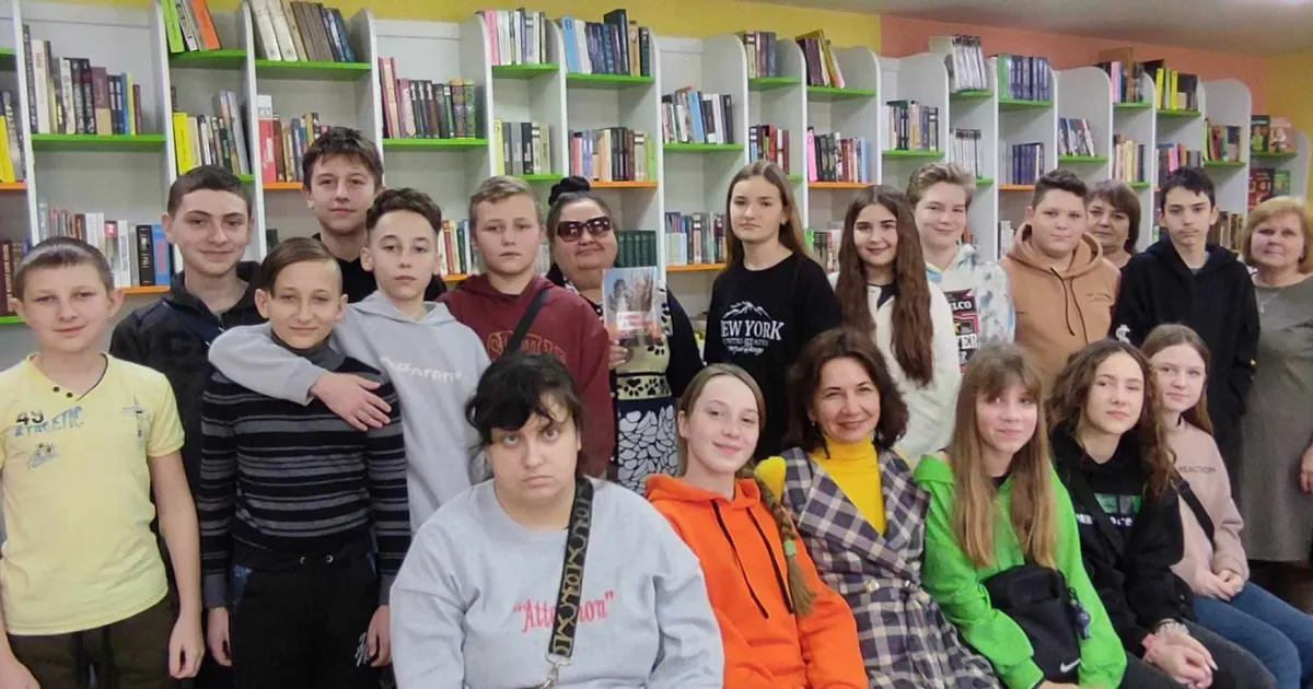Зустріч із ліцеїстами. Фото Нововодолазької дитячої бібліотеки Збірку «З вірою у Перемогу» і роботи Харківського пресклубу представили семикласникам Нової Водолаги на порталі Gromada Group
