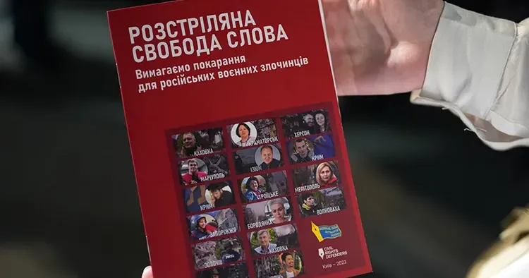 «Розстріляна свобода слова». Під такою назвою відкрилась у Музеї війни у Києві виставка матеріалів, що свідчать про злочини росії проти українських журналістів. Це реальні експонати, передані з деокупованих Сумщини, Миколаївщини, Херсона, а також Маріуполя та інших тимчасово окупованих територій України.