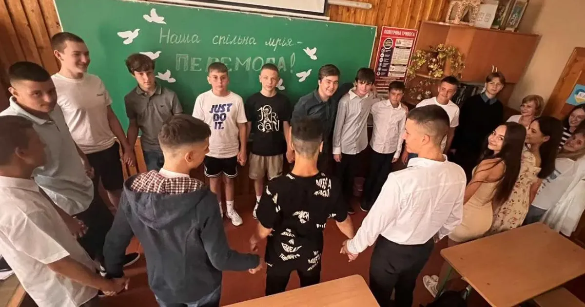 Фото: Фейсбук-сторінка Мукачівська ЗОШ I-III ступенів №1 Під час війни Мукачево, затишне містечко на Закарпатті, як і більшість міст України, стикнулося з проблемою безпечного середовища для учнів шкіл та вихованців дитячих садочків. Незважаючи на те, що місто знаходиться далеко від війни, тут вжили масштабних заходів, аби убезпечити дітей під час навчання. Як громада підготувалася до нового освітнього року в умовах війни? Чи мають школи, дитсадки та позашкільні заклади освіти надійні укриття?