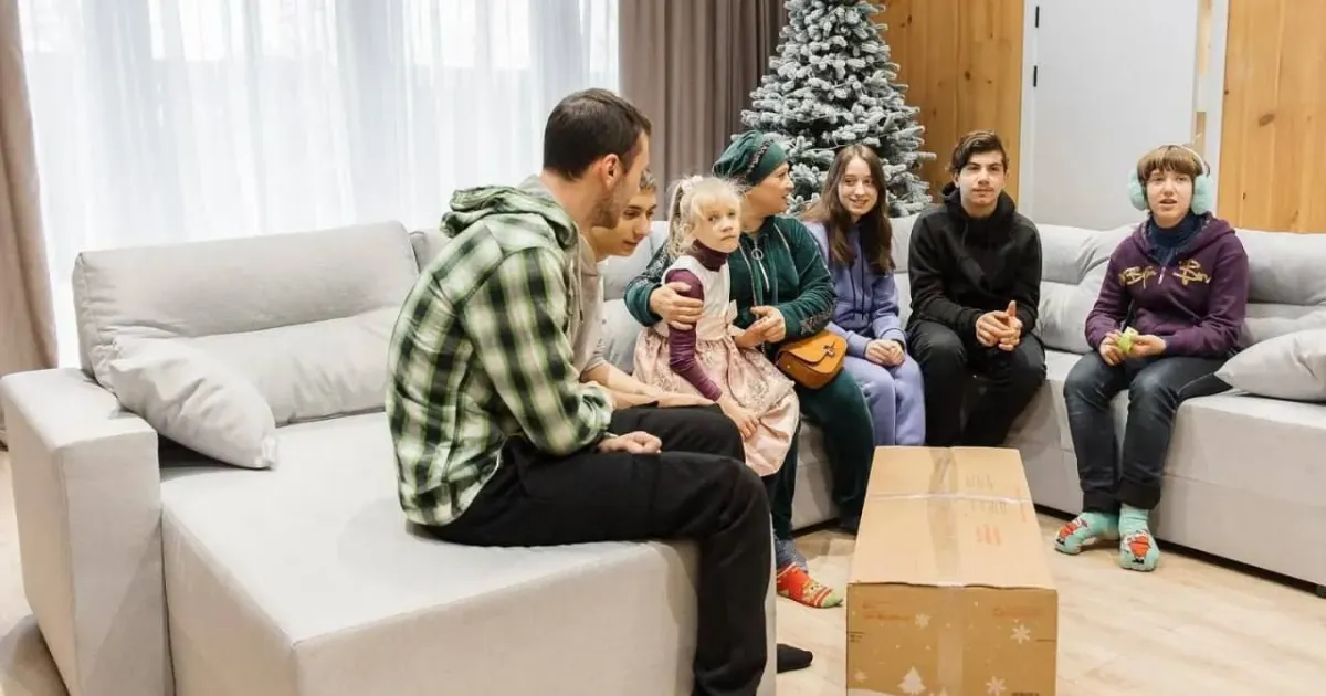 Головна світлина новини на сайті Gromada Group У селищі Коротич сім’я переселенців з вісьмома дітьми отримала новий дім на порталі Gromada Group