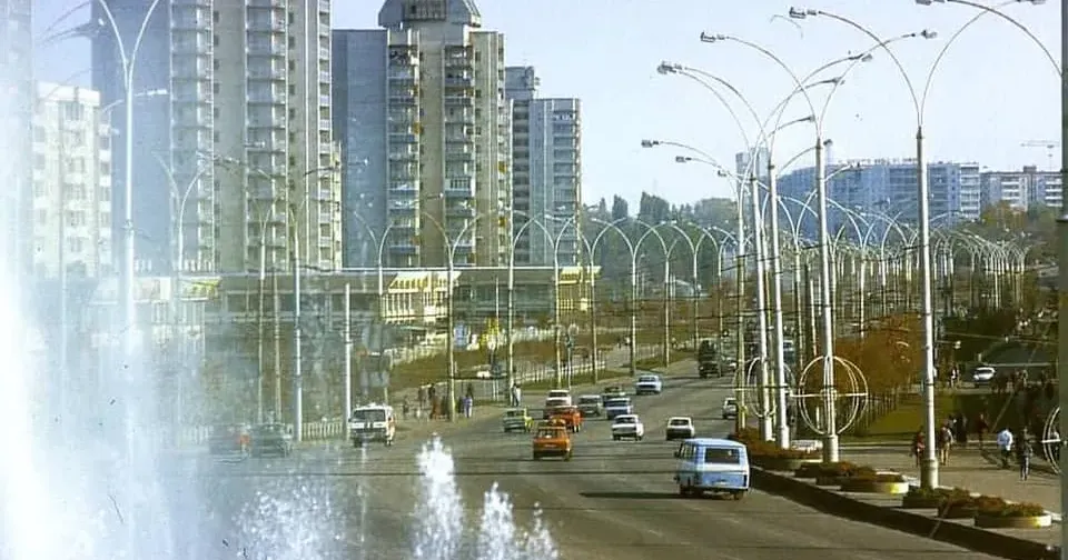 Вулиця Харківська у Сумах. 1980-ті роки. Фото: https://cukr.city/city/2021/sumy-y-munylomy/ Від хутірського раю до хімпрому. Оборонна вулиця Харківська в Сумах на порталі Gromada Group