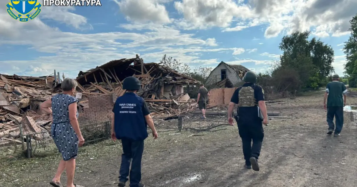 Внаслідок авіаудару в селі було пошкоджено понад 10 житлових будинків та автомобіль швидкої допомоги. Фото: прокуратура Харківської області. Внаслідок авіаудару в селі було пошкоджено понад 10 житлових будинків та автомобіль швидкої допомоги.