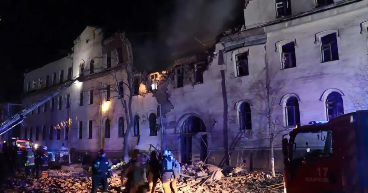 Світлина Сергія Савченка пошкоджена ракетою житлова будівля